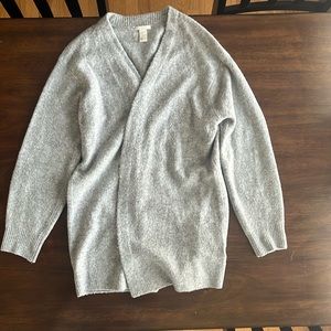 A women’s medium heather grey cardigan from H&M.